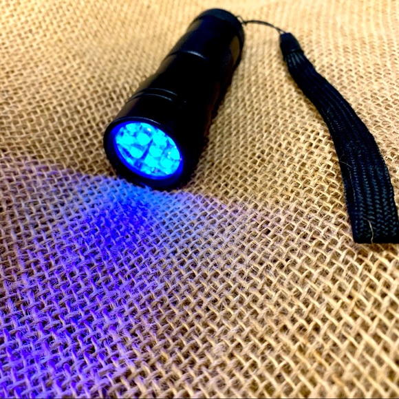 TaoTronics Black Light, 12 LEDs 395nm UV Blacklight Flashlights Detector - Picture 1 of 10